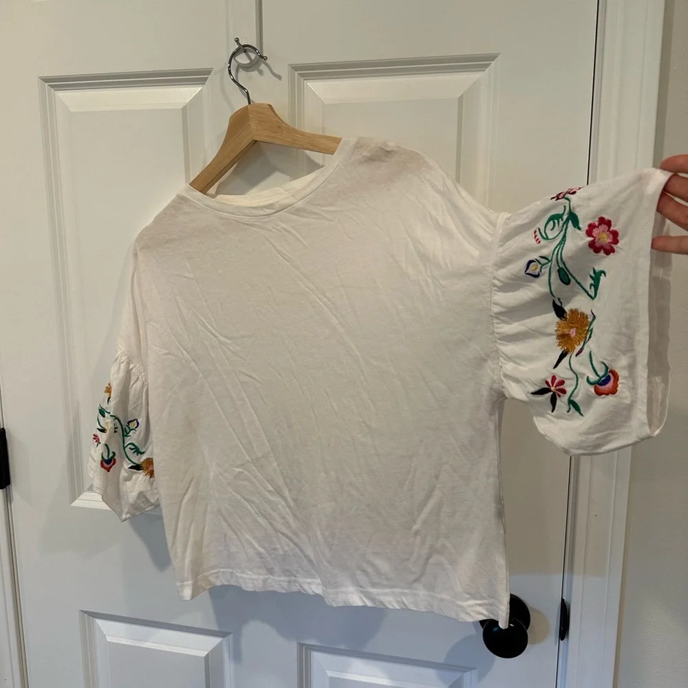 White Top With Embroidered - Picture 1 of 1